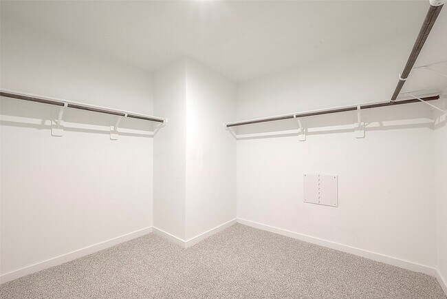 Building Photo - 4906 Edgewood Dr