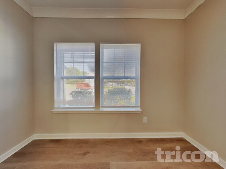 Building Photo - 513 Soaring St