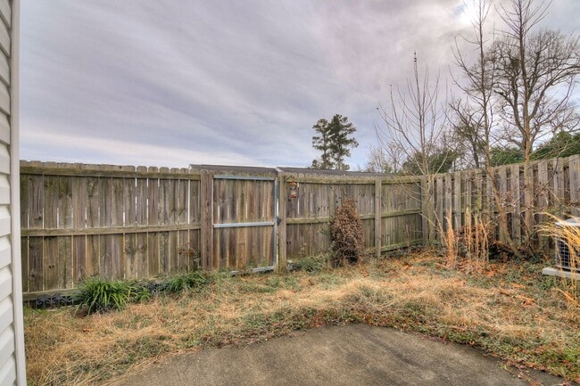 Building Photo - End Unit Townhome!