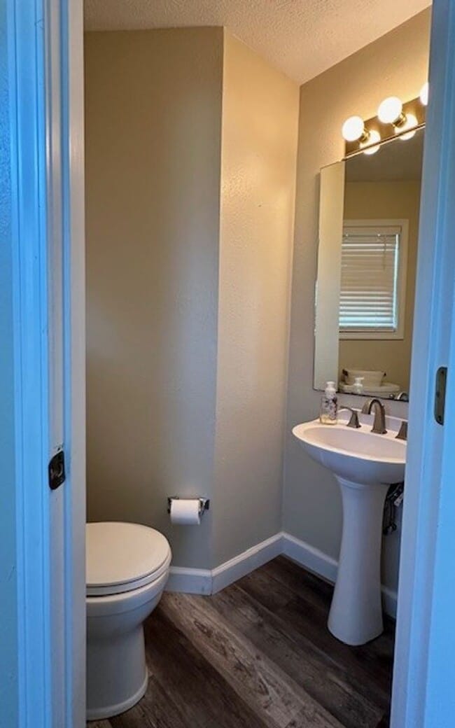 Building Photo - Spacious 4 Bedroom Duplex Located In Ozark!