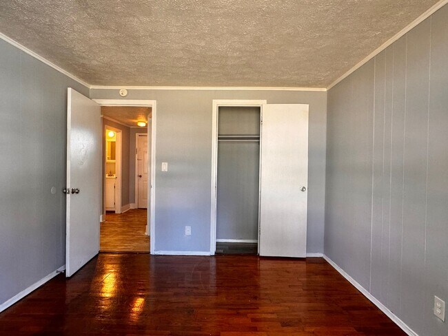 Building Photo - 1506 6th St SE