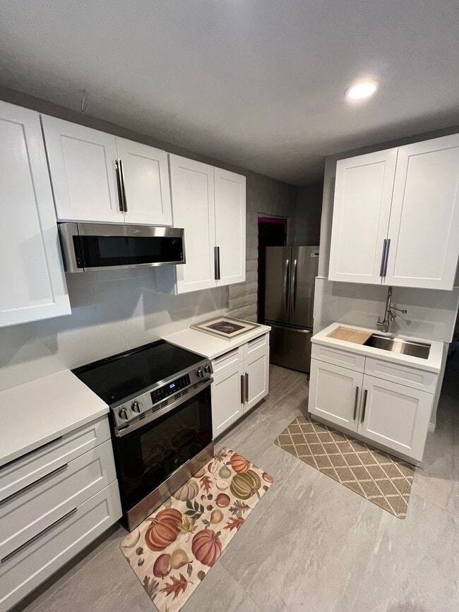 Building Photo - Fully Furnished 1-Bedroom, 1-Bathroom Unit...