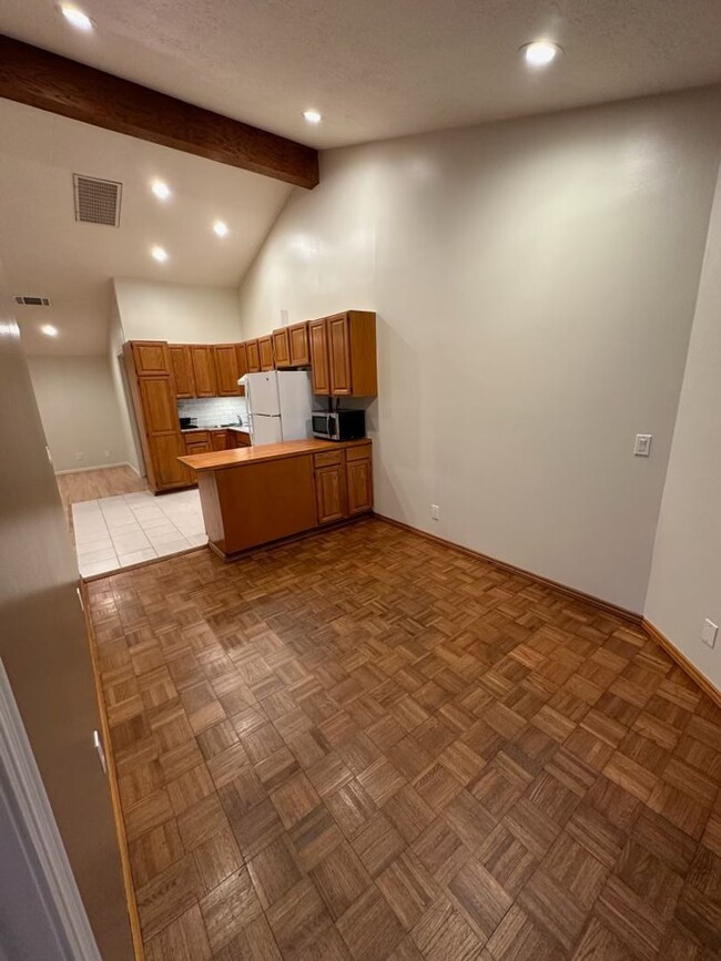 Building Photo - 1 bedroom, 1 bath unit on 2nd story - Priv...