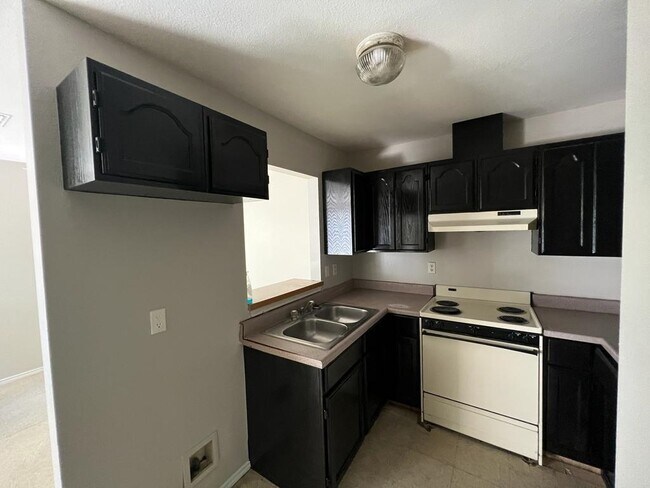 Building Photo - 2906 Flores Ave