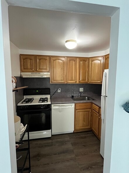 Kitchen - 15 Brighton Village Dr