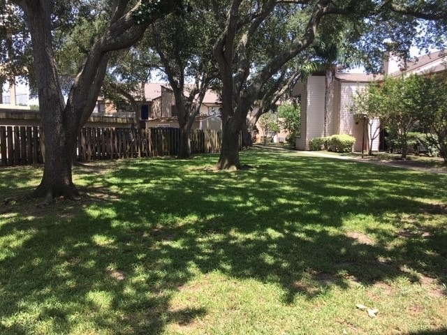 Building Photo - 7114 N Holiday Dr