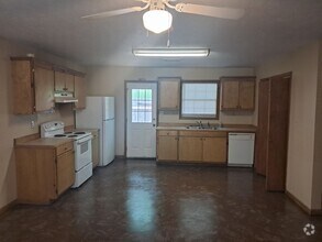 Building Photo - 3 Bedroom/ 2 Bathroom Duplex