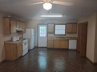 Building Photo - 3 Bedroom/ 2 Bathroom Duplex