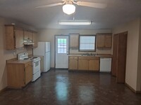Building Photo - 3 Bedroom/ 2 Bathroom Duplex