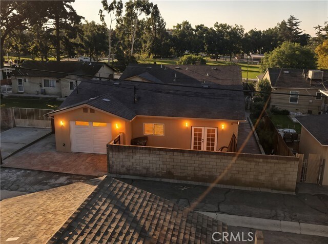 Building Photo - 215 E 2nd St