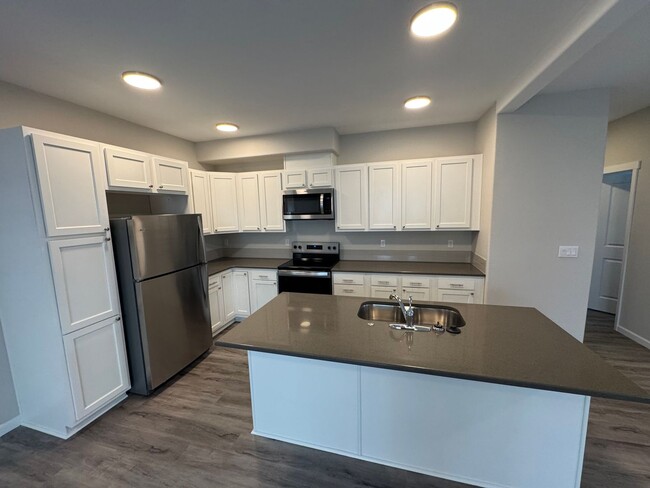Building Photo - Brand New 4 Bed / 2.5 Bath Duplex! $250 Am...