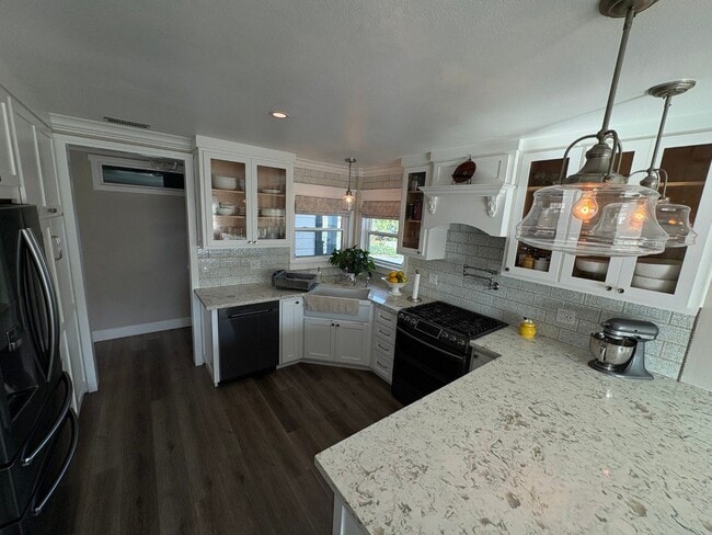 Building Photo - Remodeled Craftsman style 3 bedroom, 3 bathroom home - this is NOT your typical rental - Must See!!