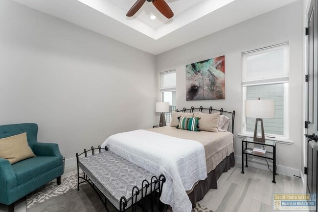 Building Photo - 100 Torrey Pines Dr