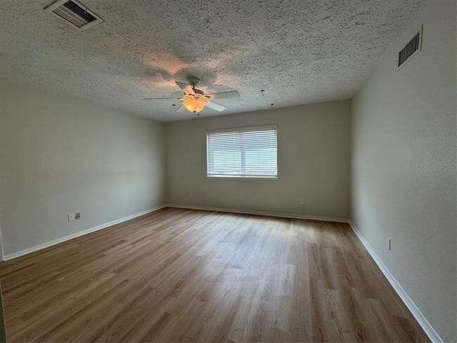 Building Photo - 22018 Elsinore Dr