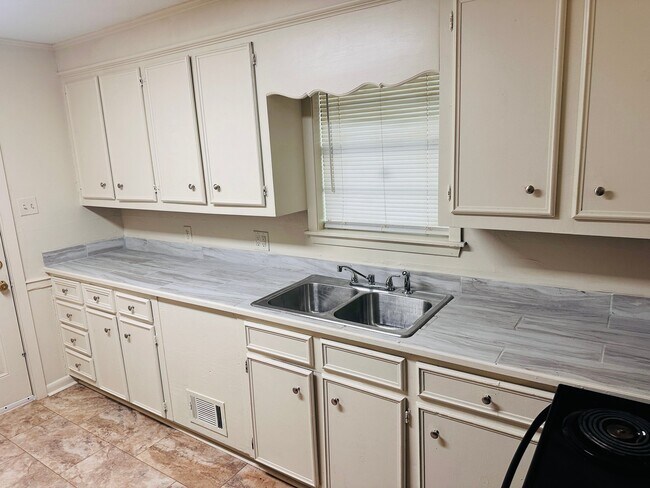 Building Photo - 3145 Woodview Dr