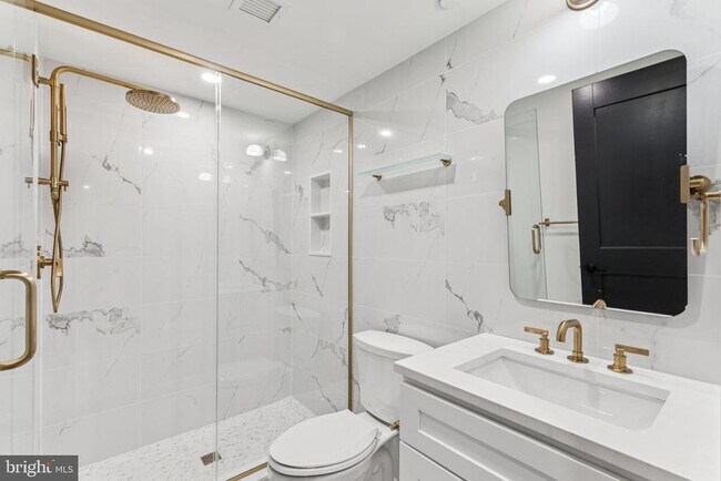 Building Photo - 135 S 19th St