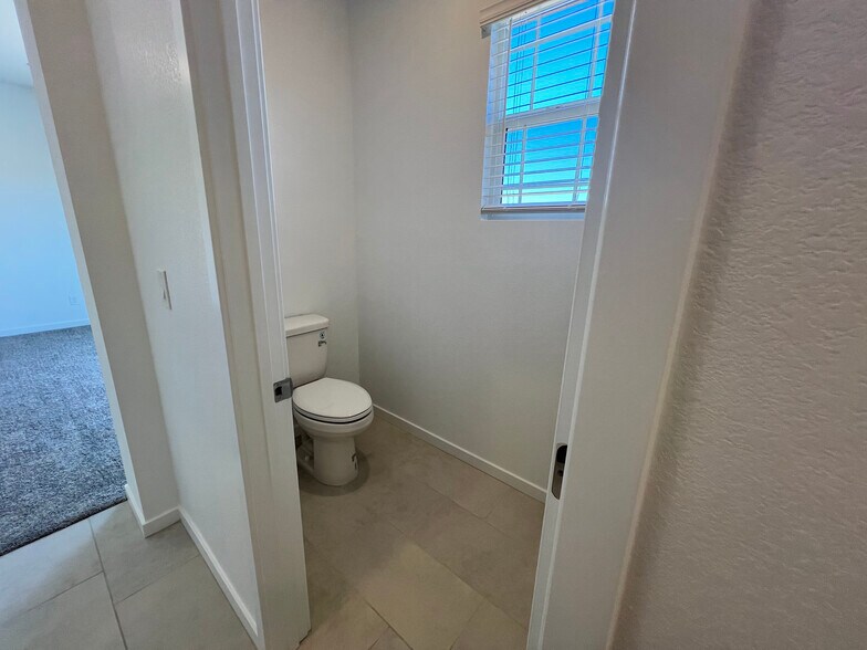 Primary bathroom - 486 Daphne Terrace St