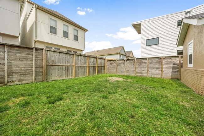 Building Photo - 1435 N Durham Dr