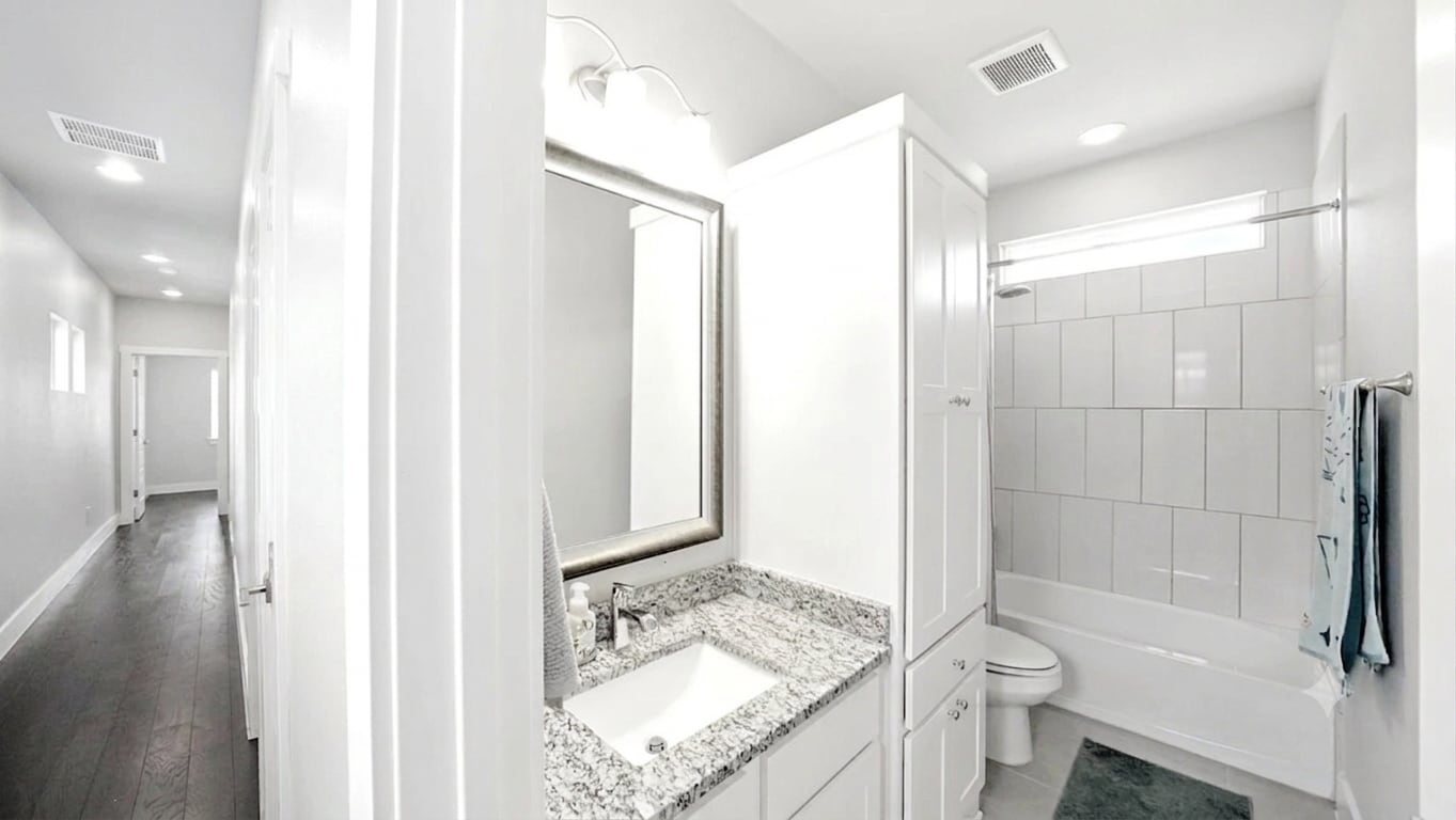 Secondary bathroom - 412 Natalen Ave
