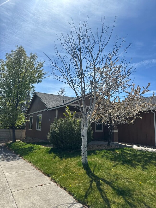 Building Photo - Cozy 3 Bedroom Home in SW Bend!