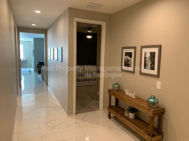 Building Photo - 8721 W MacKenzie Dr