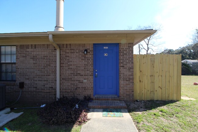 Building Photo - **Updated 2-Bedroom, 2-Bathroom Apartment ...