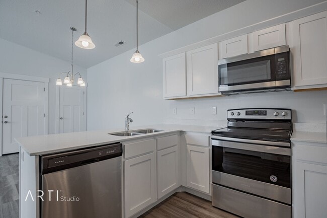 Building Photo - Top-Floor South-Facing Condo in Quail Hill...