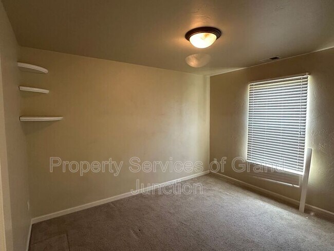 Building Photo - 585 1/2 Belhaven Way