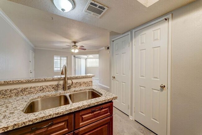 Building Photo - MOVE IN SPECIALS 2 weeks FREE - Townhouse with 2 Bedrooms 2 Bath!