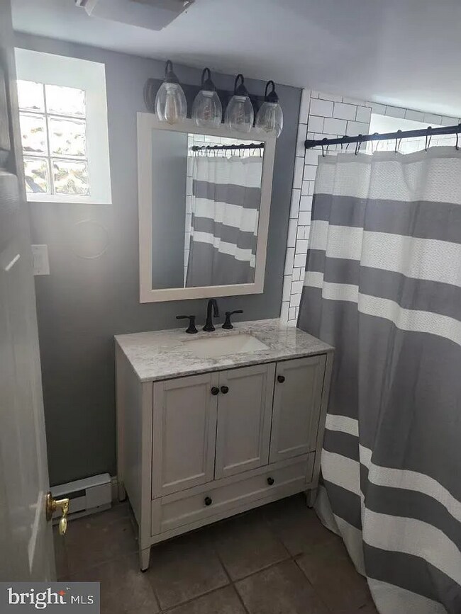 Building Photo - Gorgeous end-unit row home available for r...