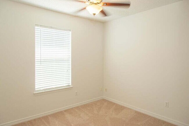 Building Photo - "Coastal Comfort Awaits: Charming 3-Bed, 2...