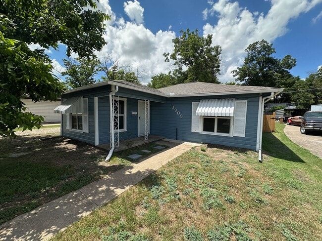 Building Photo - 3909 Roselawn Dr