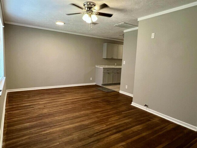 Building Photo - 9529 Chesterfield Dr