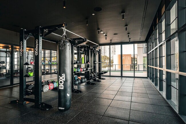 Building Photo - 601 NE 1st Ave