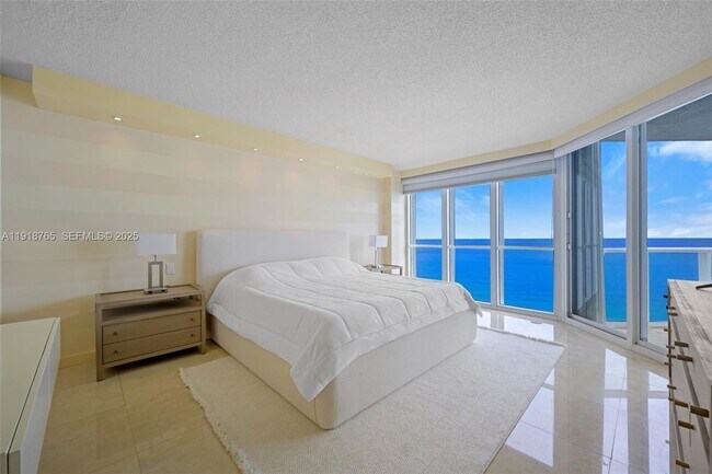 Building Photo - 16445 Collins Ave