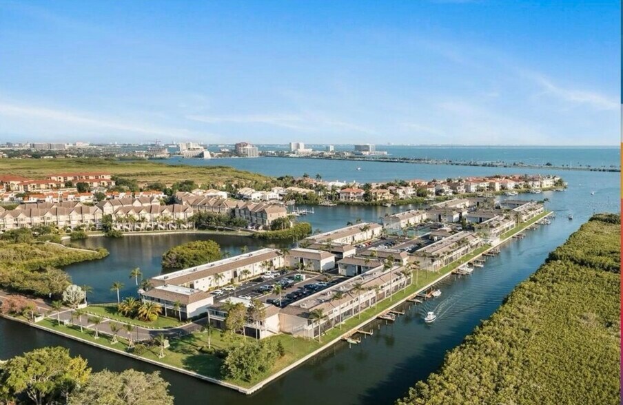 Building Photo - 8811 Bay Pointe Dr