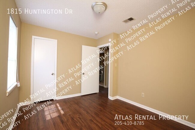 Building Photo - 1815 Huntington Dr