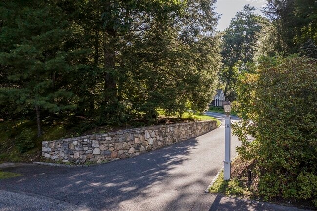 Building Photo - 19 Ridge Hill Farm Rd