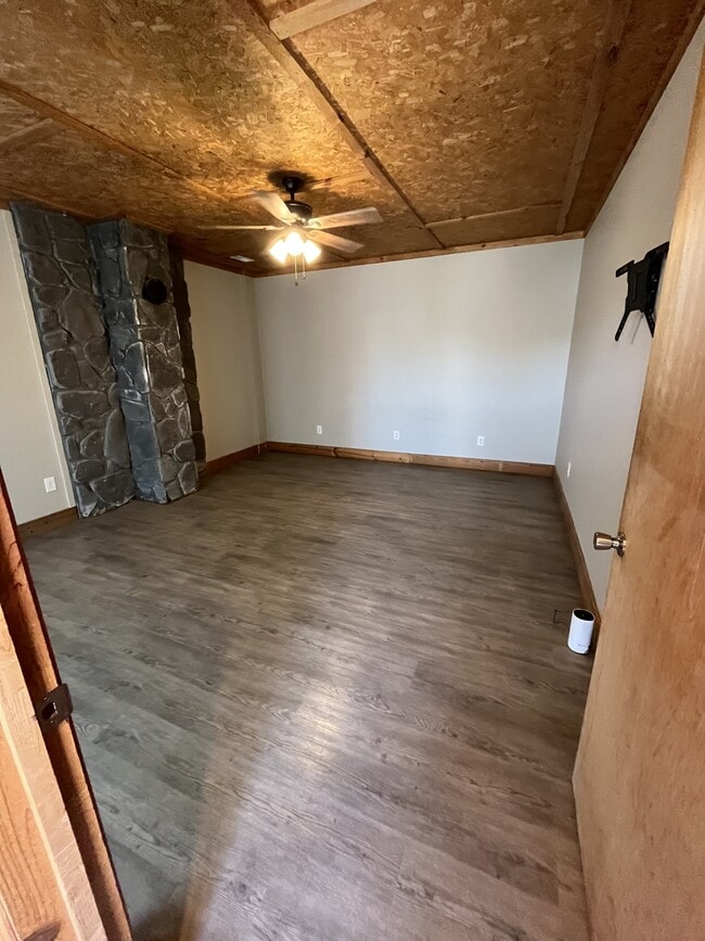 Building Photo - 214 Oak St SW