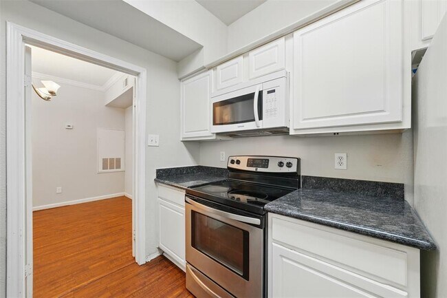 Building Photo - 2255 Braeswood Park Dr