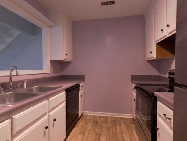 Building Photo - Beautiful 2 Bedroom 2 Bathroom Townhome Lo...