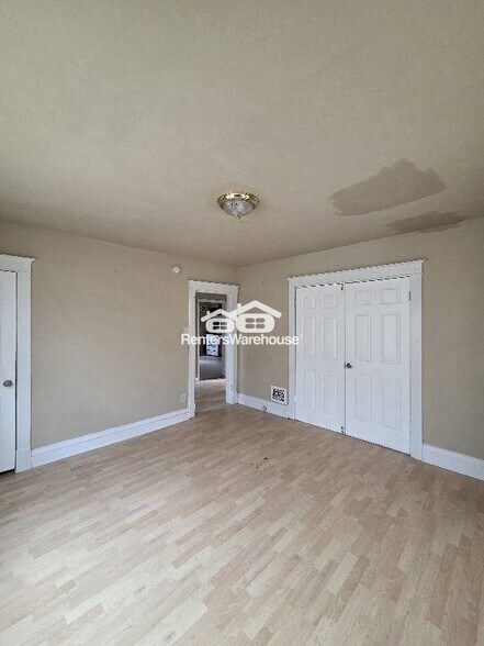 Building Photo - 8711 Alva Ave