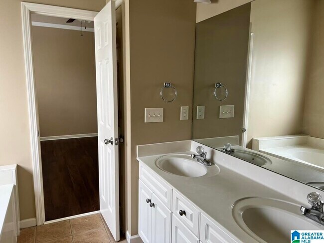 Building Photo - 1004 Medinah Dr