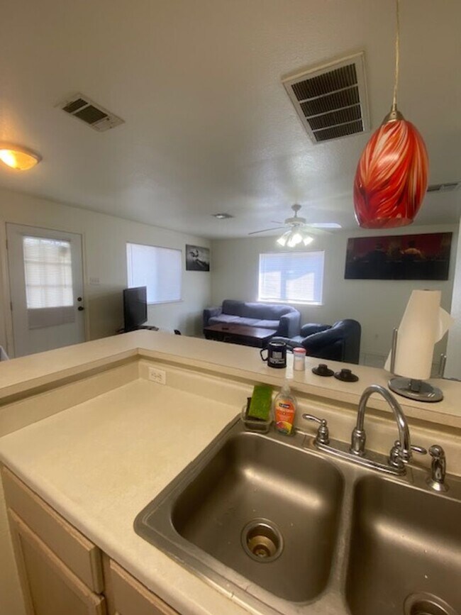 Building Photo - 3 Bed 3.5 Bath Duplex on TXST Bus Route!