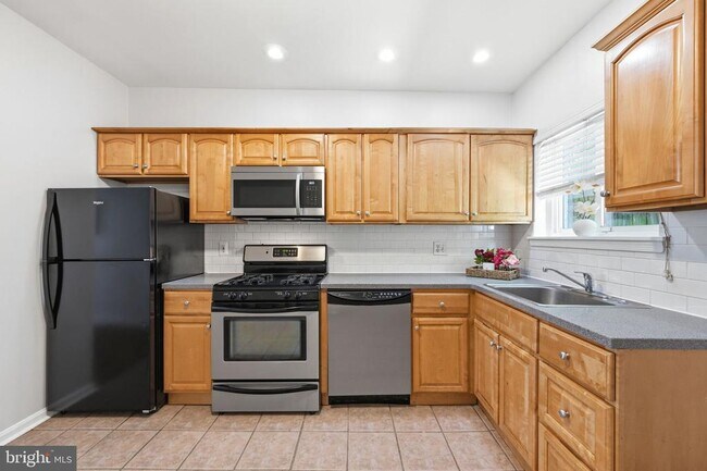Building Photo - 928 N Bambrey St