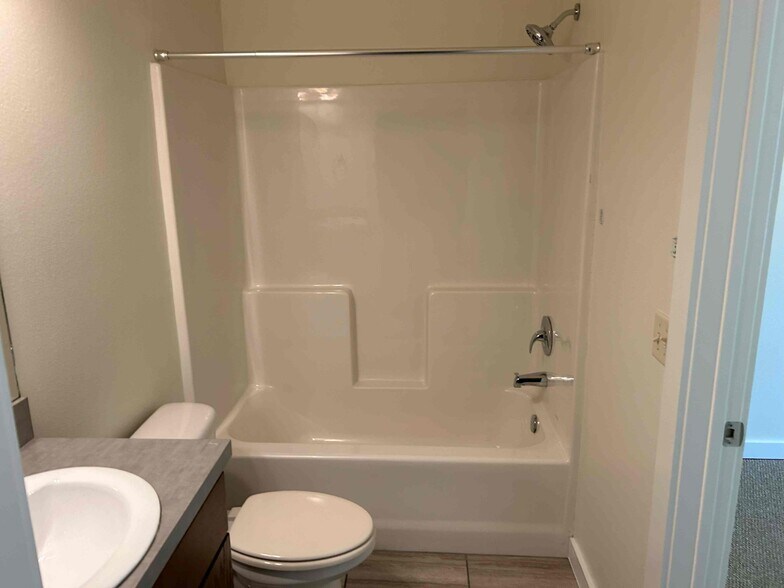 Building Photo - 719 N Oakland Ave