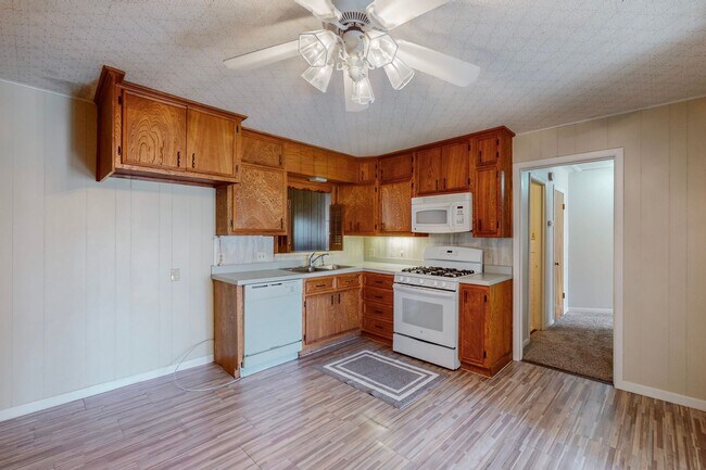 Building Photo - Charming 3-Bedroom Gem with Mid-Century Fl...