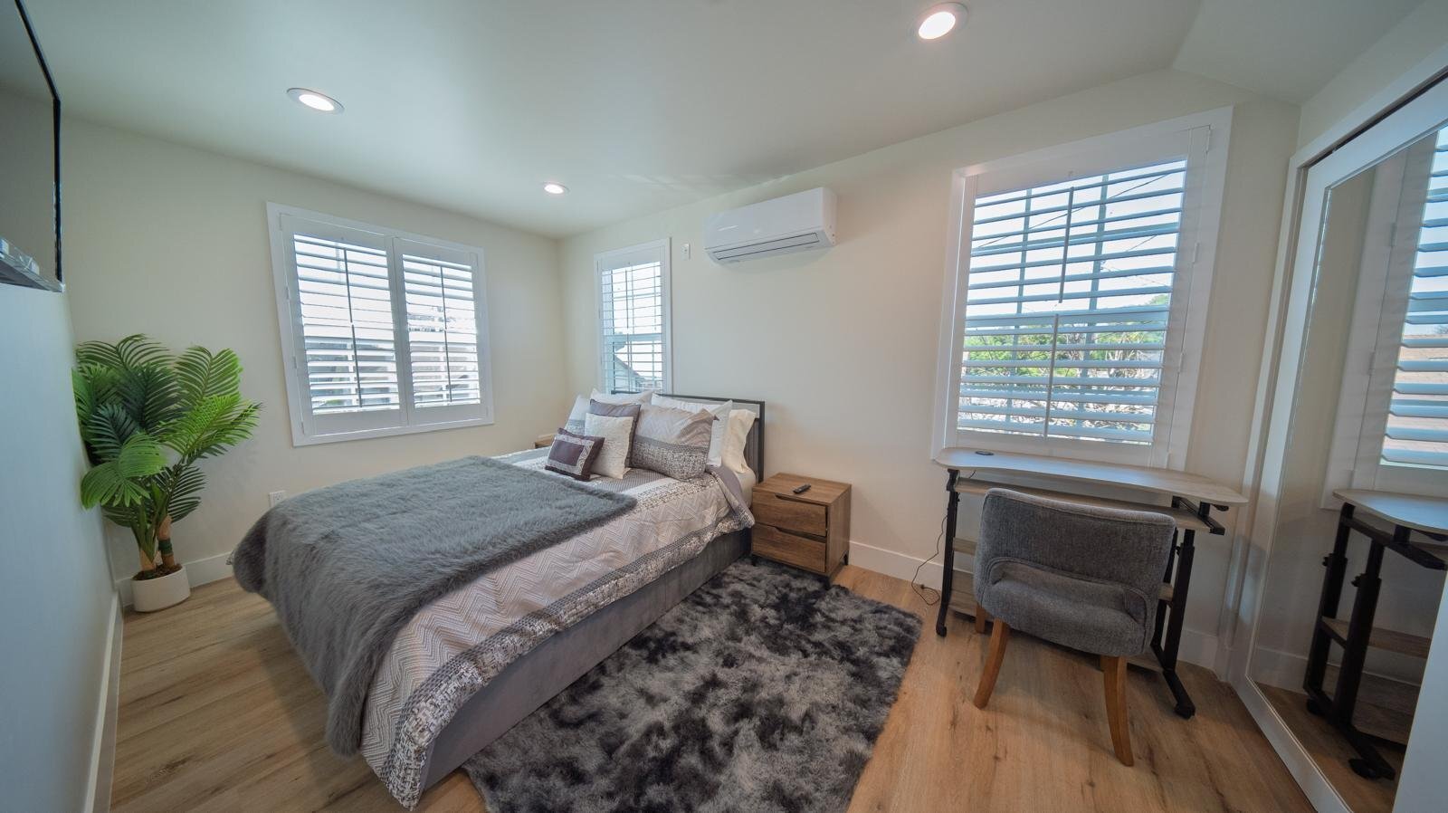 Building Photo - 1541 W 65th St