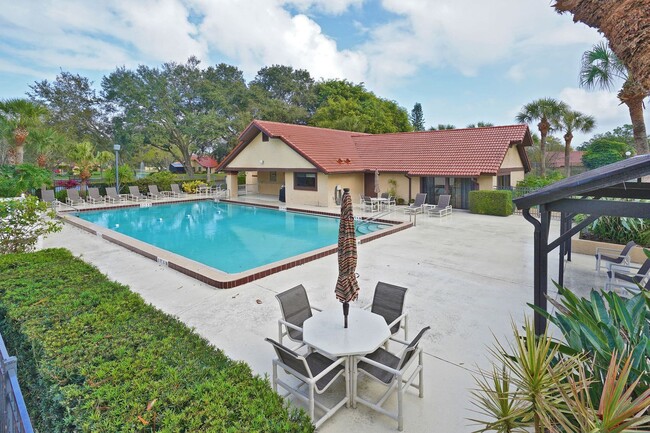 Building Photo - Beautiful townhome!