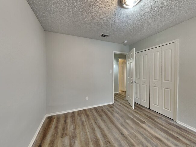Building Photo - 1056 Twin Falls Dr